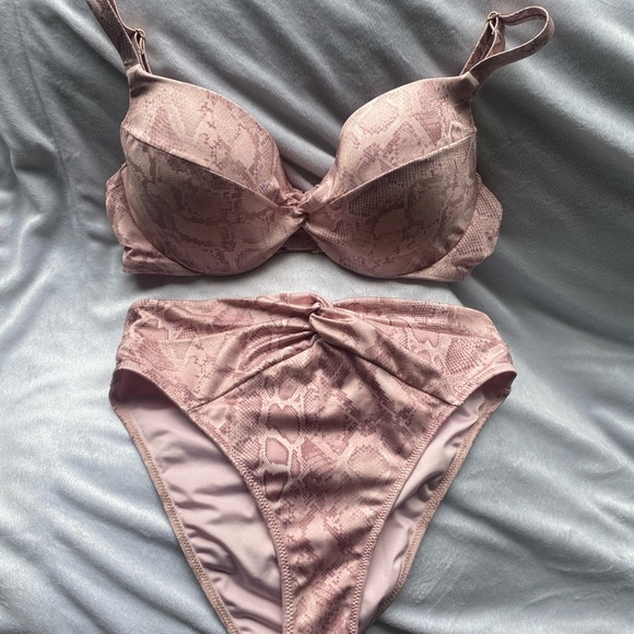 Set Victoria’s Secret Bikini (top & bottom) removable padding Pink Snake NWOT - Picture 4 of 5